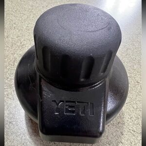 ✨SALE ✨YETI RAMBLER BOTTLE MAGDOCK CAP-never used
